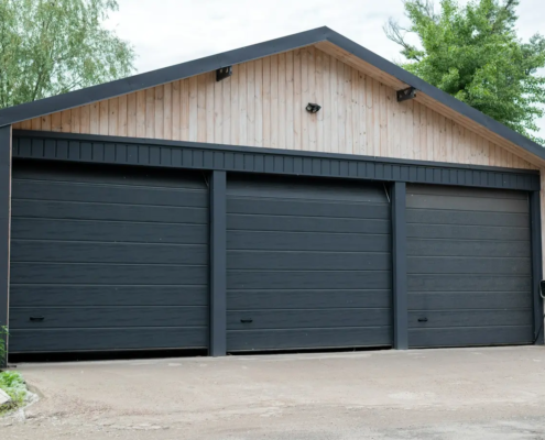 garaż z płyty warstwowej